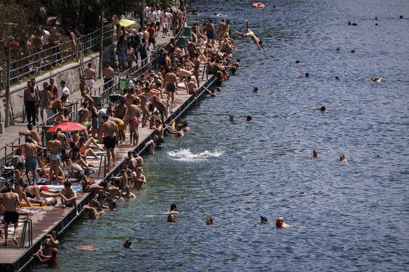 People take a bath in the river Limmat at Letten, as a heat wave reaches the country, in Zurich, Switzerland on Saturday, June 18, 2022. (KEYSTONE/Michael Buholzer)