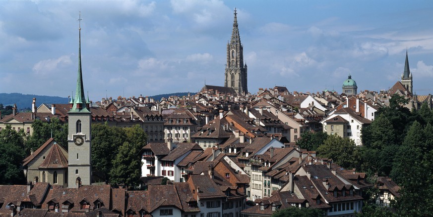 Die Altstadt von Bern mit der Nydeggkirche, links, dem Muenster, Mitte und dem Bundeshaus, hinten, am 30. Juni 2005. (KEYSTONE/Gaetan Bally) === , ===