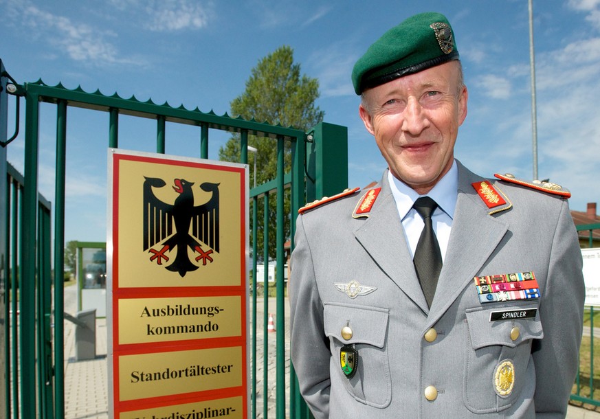 ARCHIV - Der Generalmajor des Heeres der Bundeswehr und Kommandeur des Ausbildungskommandos Heer, Walter Spindler, aufgenommen am 27.06.2014 in der General-Olbricht-Kaserne in Leipzig (Sachsen). Wegen ...