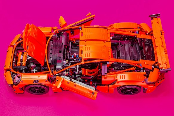 Für die absoluten Lego-Enthusiasten: Mit 2700 Einzelteilen ist der Lego-Porsche fast so kompliziert zu bauen wie das Original. Preis: 370 Franken. Oh, und übrigens, die Anleitung ist über 500 Seiten l ...