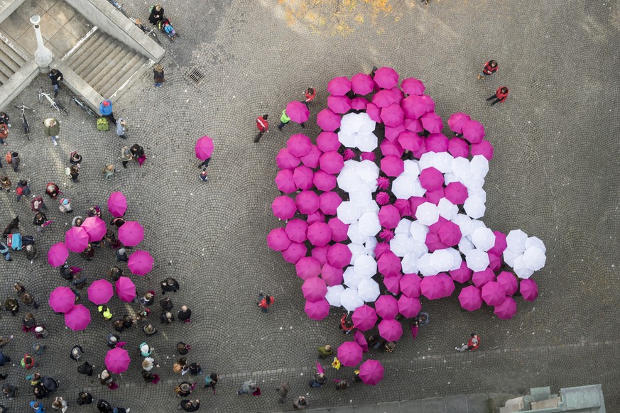 Menschen formen mit farbigen Regenschirmen ein &quot;JA.&quot; als Symbol fuer die Befuerwortung der Atomausstiegsinitiative vom 27. November, aufgenommen am Donnerstag, 3. November 2016 in Zuerich. ( ...