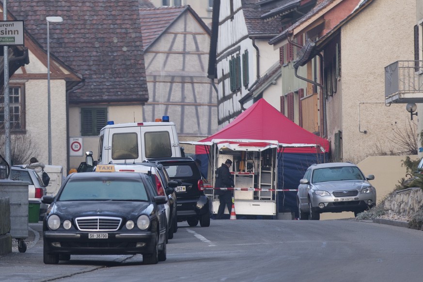 Tatort in Hemmental SH: Hier wurden&nbsp;ein 56-jähriger Mann und sein 26-jähriger Schwiegersohn tot aufgefunden.