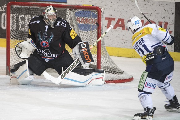 Fribourgs Benjamin Conz, links, im Duell mit Ambris Jason Fuchs, rechts, waehrend dem dritten Playout-Finalspiel der National League A, zwischen dem HC Fribourg-Gotteron und dem HC Ambri-Piotta, am Sa ...