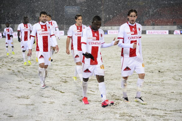 Die Spieler vom FC Sion zotteln vom eingeschneiten Platz.