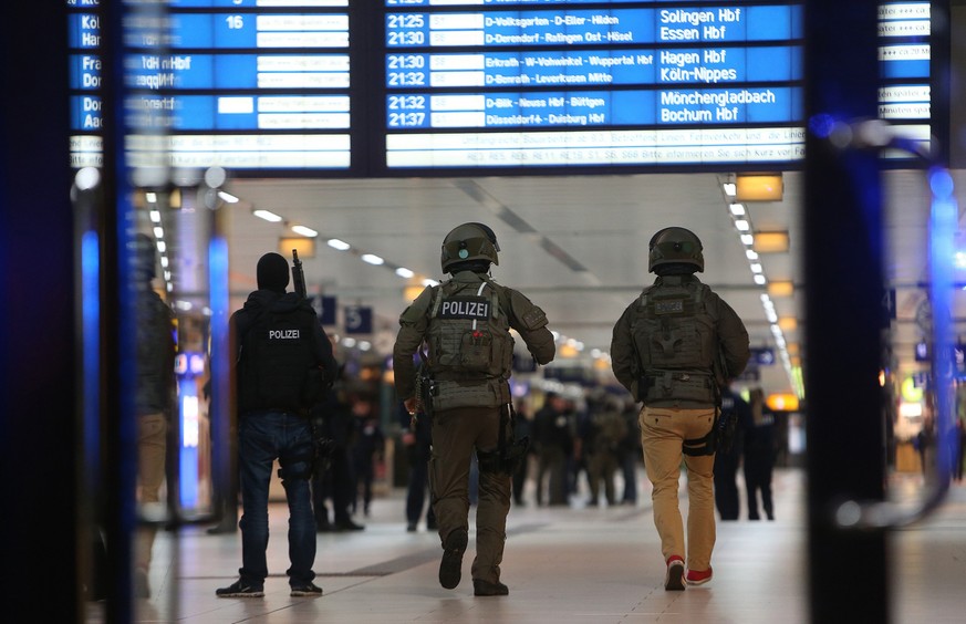 Beamte eines Spezialeinsatzkommandos (SEK) laufen am 09.03.2017 im Hauptbahnhof von Düsseldorf (Nordrhein-Westfalen). Ein mit einer Axt bewaffneter Mann hatte im Hauptbahnhof mehrere Menschen verletzt ...