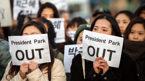 epa05628461 Demonstrators protest for the resignation of South Korea's president Park Geun-Hye on Pariser Platz in Berlin, Germany, 12 November 2016. Park is being accused of allowing her confida ...