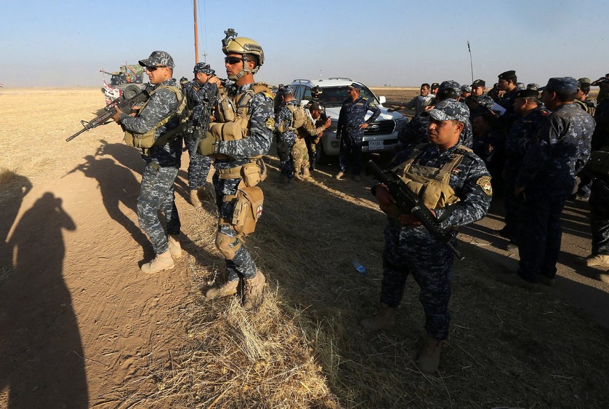 epa06248857 Iraqi federal police forces advance in Hawija town, 280 km north of Baghdad, Iraq, 06 October 2017. Iraqi forces and pro-government militias have made gains into the Islamic State group st ...