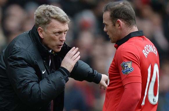 epa04128651 Manchester United&#039;s Wayne Rooney (R) receives instructions from Manchester United manager David Moyes (L) during the English Premier League soccer match Manchester United FC vs Liverp ...