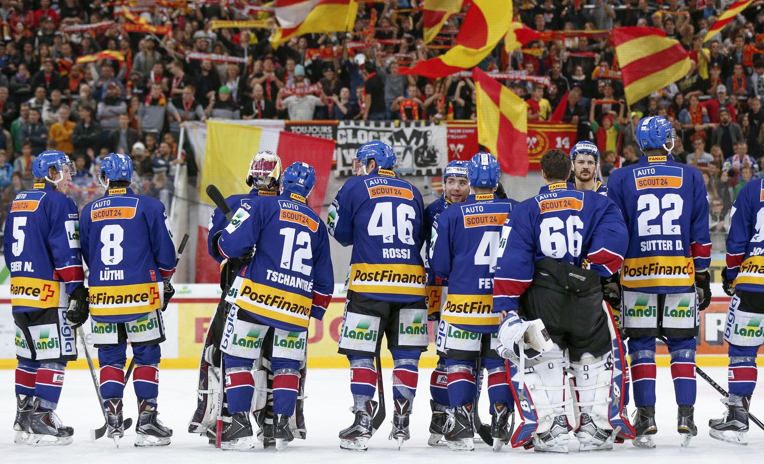 Biels Spieler werden von den Fans gefeiert nach dem Eishockey-Meisterschaftsspiel der National League A zwischen dem EHC Biel und dem HC Lugano, am Freitag, 23. Oktober 2015, in der Tissot Arena in Bi ...