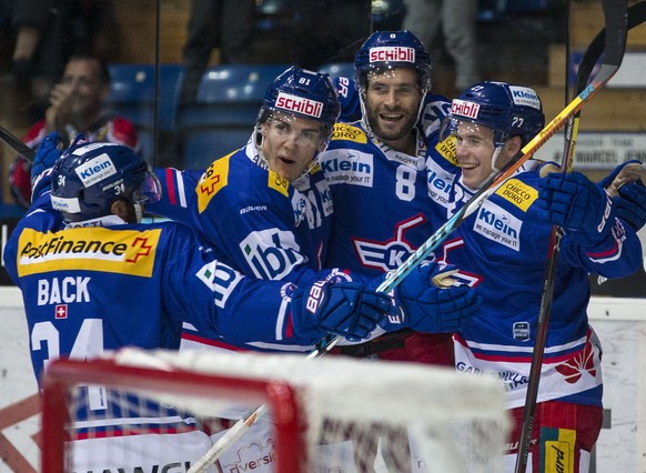 EHC Kloten Verteidiger Dominik Egli, von rechts, feiert seinen Treffer zum 2-0 mit Roman Schlagenhauf, Robin Leone und Rene Back waehrend dem Eishockey-Meisterschaftsspiel der National League zwischen ...