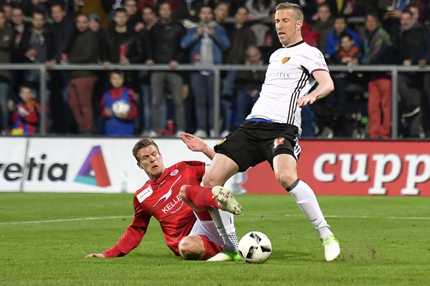 Die umstrittene Szene die zum Penalty fuehrte mit dem Basler Marc Janko, rechts, und dem Winterthurer Patrik Schuler, links, beim Fussball Cup Halbfinalspiel FC Winterthur gegen den FC Basel in Winter ...