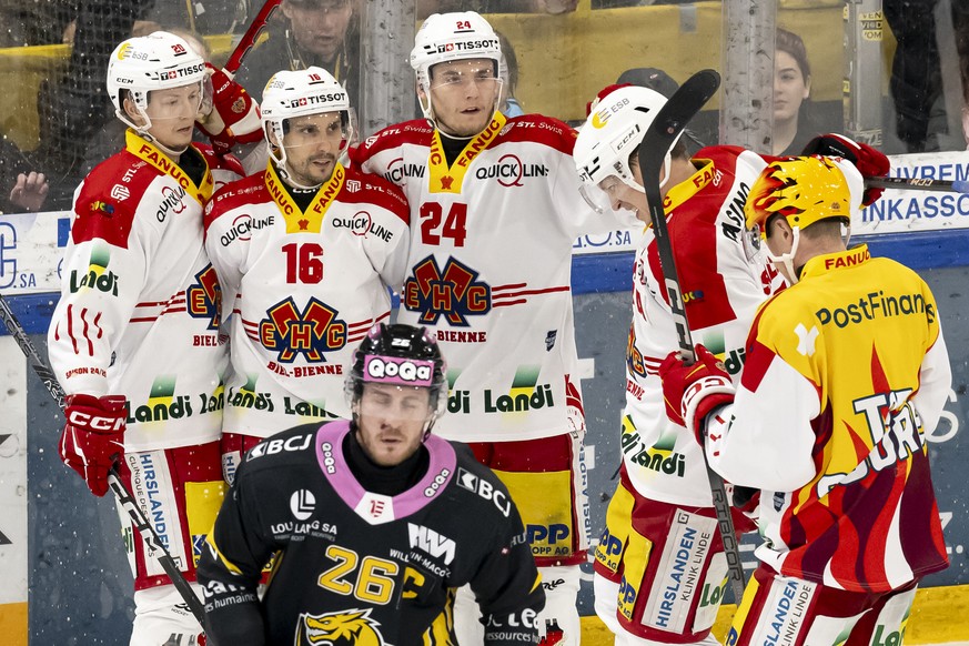 Nachrichten Linkding Lias Andersson (EHCB), Mitte, jubelt mit seinem Teamkollegen nach seinem Tor zum 3-0, Aleksi Heponiemi, Fabio Hofer, Jere Sallinen, und PostFinance Top Scorer Toni Rajala, und oberhalb von Kevin Fey ( ...