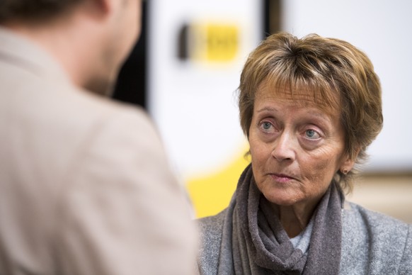 Alt Buendesraetin Eveline Widmer-Schlumpf spricht mit einem Delegierten an der Delegiertenversammlung der BDP Schweiz, am Samstag, 22. Oktober 2016 im Velodrome Suisse in Grenchen. (KEYSTONE/Anthony A ...