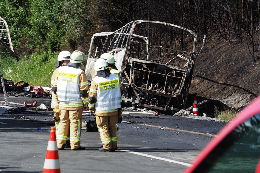 Ein ausgebrannter Reisebus steht am 03.07.2017 in Muenchberg (Bayern) auf der Autobahn A9. Nach ersten Informationen soll der Reisebus nach einem Zusammenstoss mit einem Lastwagen in Brand geraten sei ...