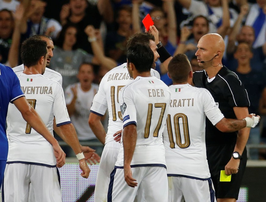 Football Soccer - Israel v Italy - World Cup 2018 Qualifier - Sammy Ofer Stadium, Haifa, Israel - 05/09/16. Referee shows Giorgio Chiellini of Italy the red card. REUTERS/Baz Ratner