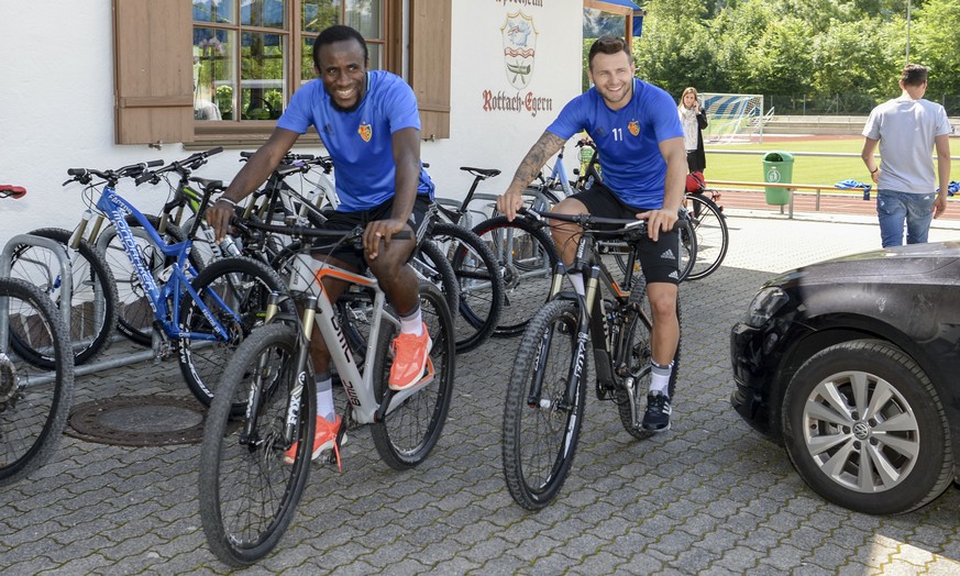 Doumbia mit Renato Steffen auf dem Velo.