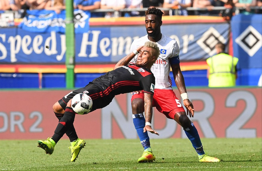 27.08.2016; Hamburg; Fussball Bundesliga - Hamburger SV - FC Ingolstadt 04; Dario Lezcano (L, Ingolstadt) gegen Johan Djourou (Tim Groothuis/Witters/freshfocus)