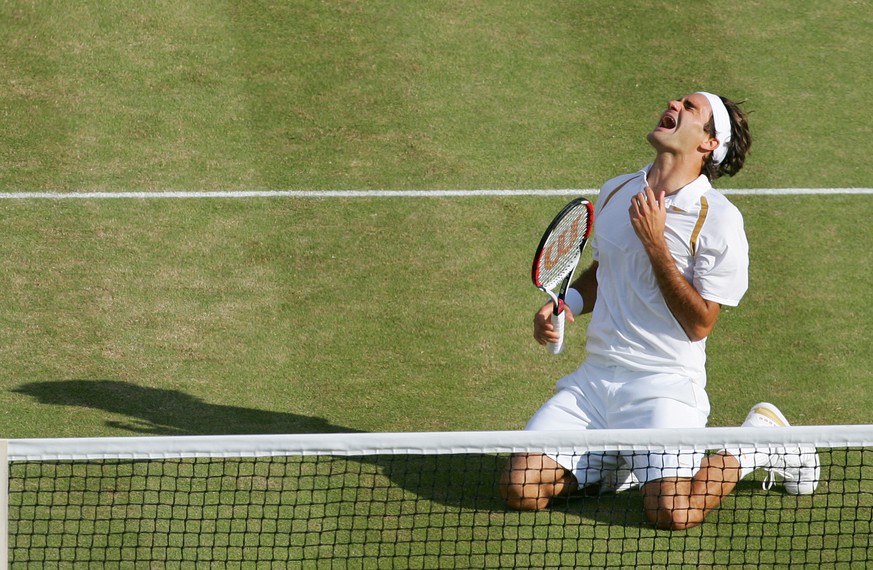 ARCHIV - IN ZUSAMMENHANG MIT DEM HEUTIGEN TENNIS FINALE IN WIMBLEDON AM SONTAG, 16. JULI 2017, STELLEN WIR IHNEN FOLGENDES BILDMATERIAL ZUR VERFUEGUNG - Defending champion Roger Federer reacts as he w ...