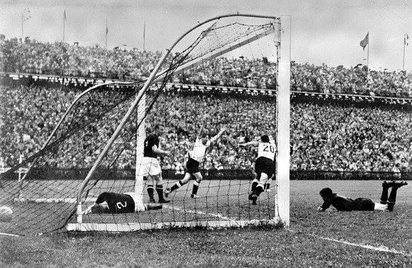 Der deutsche Fussballspieler Helmut Rahn, in der Mitte mit erhobenen Armen, bejubelt seinen Treffer zum 2:2 Ausgleich im Endspiel der Fussball-Weltmeisterschaft gegen Ungarn am 4. Juli 1954 im Wankdor ...