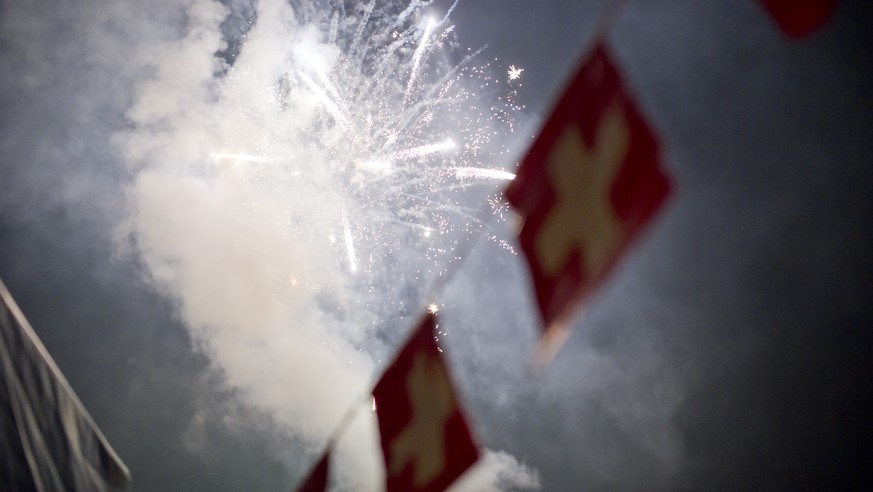 ZUM FEUERWERKSVERBOT FUER DEN ERSTEN AUGUST IM KANTON BERN STELLEN WIR IHNEN AM DONNERSTAG, 23. JULI 2015, FOLGENDES ARCHIVBILD ZUR VERFUEGUNG - Fireworks explode in the sky above Urnaesch in the cant ...