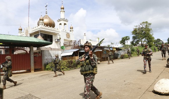 epa05988208 Filipino soldiers conduct a patrol following reports of fresh clashes between government troops and rebels in Marawi City, Mindanao Island, southern Philippines, 25 May 2017. According to  ...