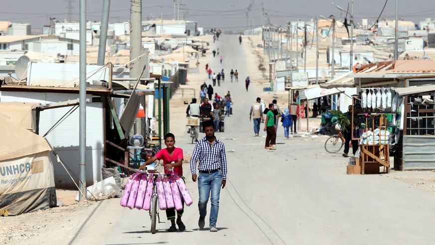 epa04964693 Syrian refugees walk at the Zatari Syrian Refugee Camp, northeast of Amman, Jordan, 05 October 2015. According to estimates, Lebanon is hosting approximately 630,000 Syrian refugees who ha ...