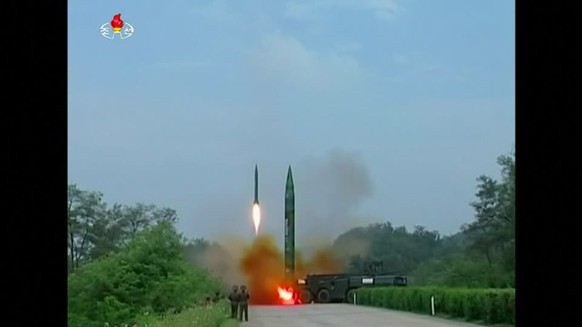 radar-reuters Bilder eines Raketenstarts, die das nordkoreanische Staatsfernsehen am Dienstag sendete. Sie sollen den jüngsten Test von Mittelstreckenraketen zeigen, den Nordkorea während des G20-Gipf ...