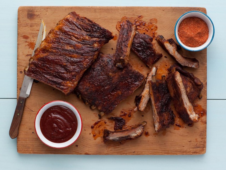 memphis ribs usa südstaaten pork schweinefleisch bbq barbecue grillen grillieren food essen http://www.foodnetwork.com/recipes/patrick-and-gina-neely/memphis-style-hickory-smoked-beef-and-pork-ribs-re ...