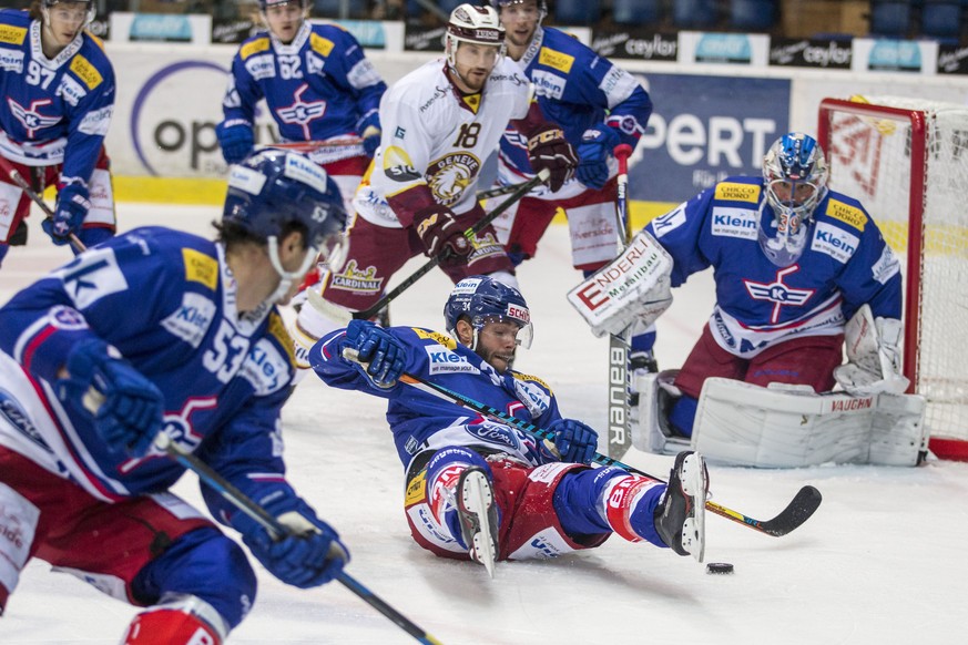 EHC Kloten Verteidiger Rene Back, am Boden versucht den Puck weg zu schlagen waehrend dem Eishockey-Meisterschaftsspiel der National League zwischen dem EHC Kloten und Geneve-Servette HC am Freitag, 1 ...