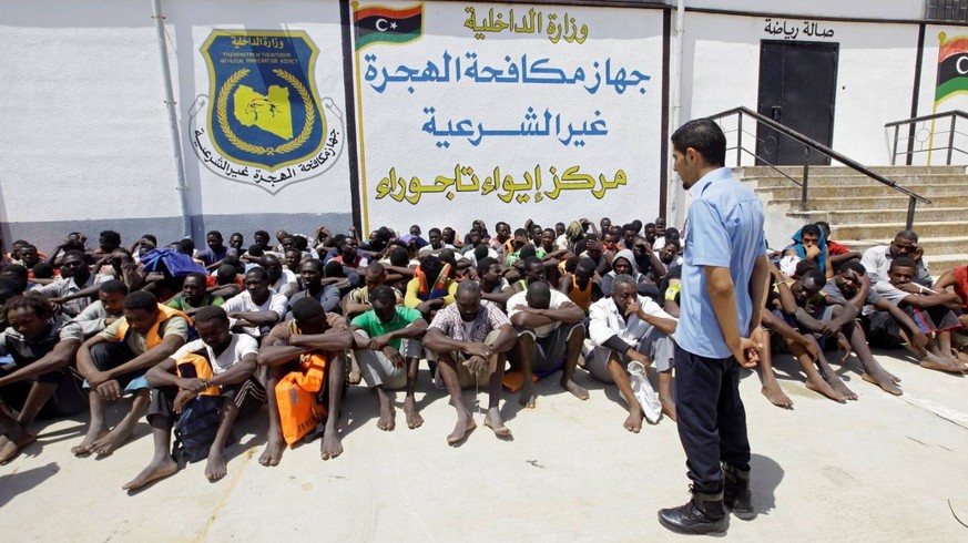 Wie geht es weiter? Flüchtlinge warten im libyschen Tajoura vor dem Büro der Behörden, die für illegale Einwanderung zuständig sind.&nbsp;