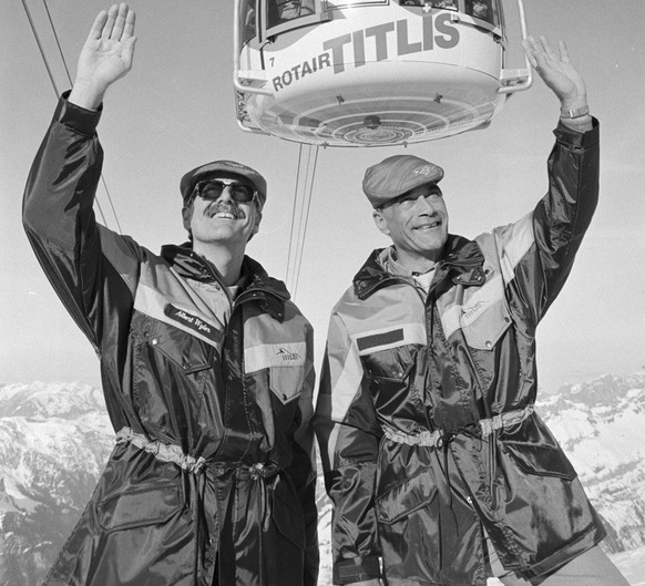 Albert Wyler, links, und Eugenio Rueegger, die Direktoren der Titlisbahnen bei der Eroeffnung der Rotair-Titlisbahn bei Engelberg im Kanton Obwalden, der ersten rotierenden Bergbahn zwischen Stand und ...