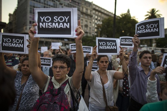 Tausende von Leuten in Buenos Aires fordern eine Antwort ihrer Präsidentin nach dem rätselhaften Tod des Sonderermittlers Nisman.