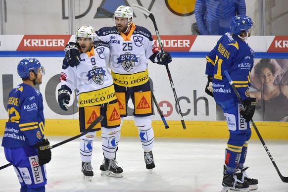 Jubel bei den Zugern nach ihrem 0:1 Fuehrungstreffer mit Garrett Roe (US) und dem Torschuetzen Viktor Stalberg (SW), Mitte, rechts, sowie die enttaeuschten Davoser Noah Schneeberger, links und Claude- ...