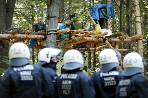 23.06.2020, Nordrhein-Westfalen, Kerpen: Polizisten stehen im Hambacher Forst vor einer Plattfrom zwischen B�umen. Die Polizei hat mit einen Einsatz im Hambacher Forst begonnen. Es gehe dabei nicht um ...
