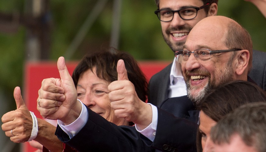 Der Spitzenkandidat der SPD zur Bundestagswahl, Martin Schulz, hebt am 16.09.2017 in Freiburg (Baden-Württemberg) bei einem Wahlkampfauftritt auf dem Platz der Alten Synagoge die Daumen. Schulz hat se ...