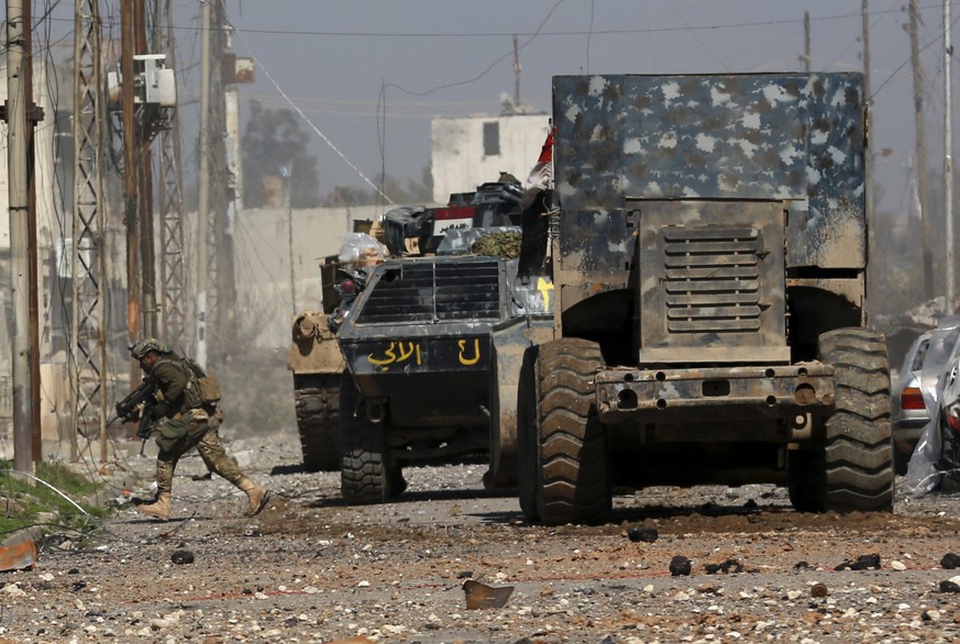 Iraqi security forces advance during fighting against Islamic State militants, in western Mosul, Iraq, Monday, March 6, 2017. (AP Photo/Khalid Mohammed)