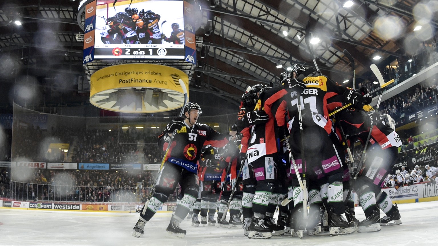 Berns Spieler feiern ihren Sieg im fuenften Eishockey Playoff-Halbfinalspiel der National League A zwischen dem SC Bern und dem HC Lugano am Donnerstag, 30. Maerz 2017, in der PostFinance Arena in Ber ...