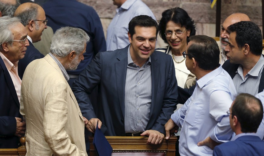 Parlamentarier gratulieren in Athen Alexis Tsipras.