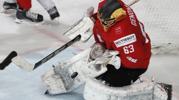Switzerland&#039;s Leonardo Genoni makes a save during the Ice Hockey World Championships group B match between Switzerland and Finland in the AccorHotels Arena in Paris, France, Sunday, May 14, 2017. ...