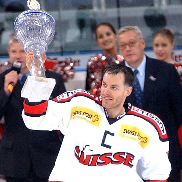 Nachrichten Linkding HAN49 - 20011111 - HANNOVER, NIEDERSACHSEN, GERMANY : The captain of the Swiss ice hockey team, Jean-Jacques Aeschlimann, poses with the trophy after Switzerland`s victory at the Deutschland Cup 2001  ...
