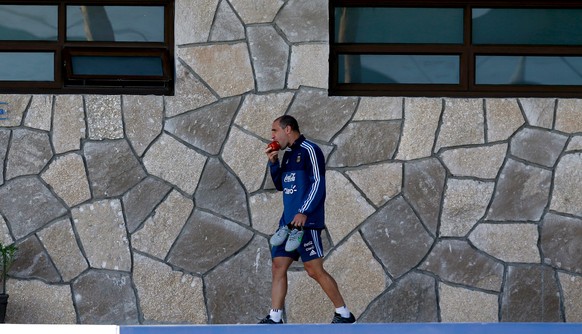 Der argentinische Fussballer Pablo Zabaleta isst einen Apfel auf dem Weg zum Training. Das kommt in Japan schlecht an. 