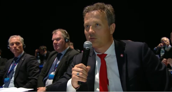 Der Schweizer Generalsekretär Alex Miescher spricht beim UEFA-Kongress in Budapest.