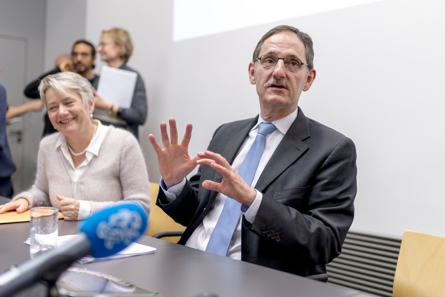 Regierungsraetin Jacqueline Fehr von der Direktion der Justiz und des Innern, links, und
Praesident und Direktor der Sicherheitsdirektion Mario Fehr, rechts, waehrend einer Medienkonferenz ueber das  ...