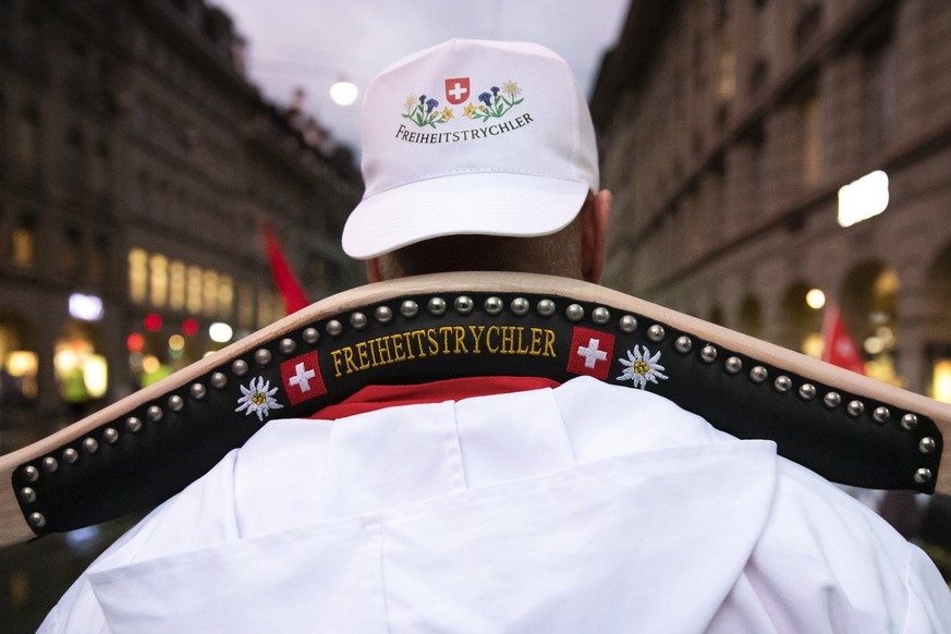 Ein Freiheitstrychler waehrend einer Demonstration gegen die Massnahmen im Zusammenhang mit dem Coronavirus, am Donnerstag, 16. September 2021 in Bern. (KEYSTONE/Peter Klaunzer)