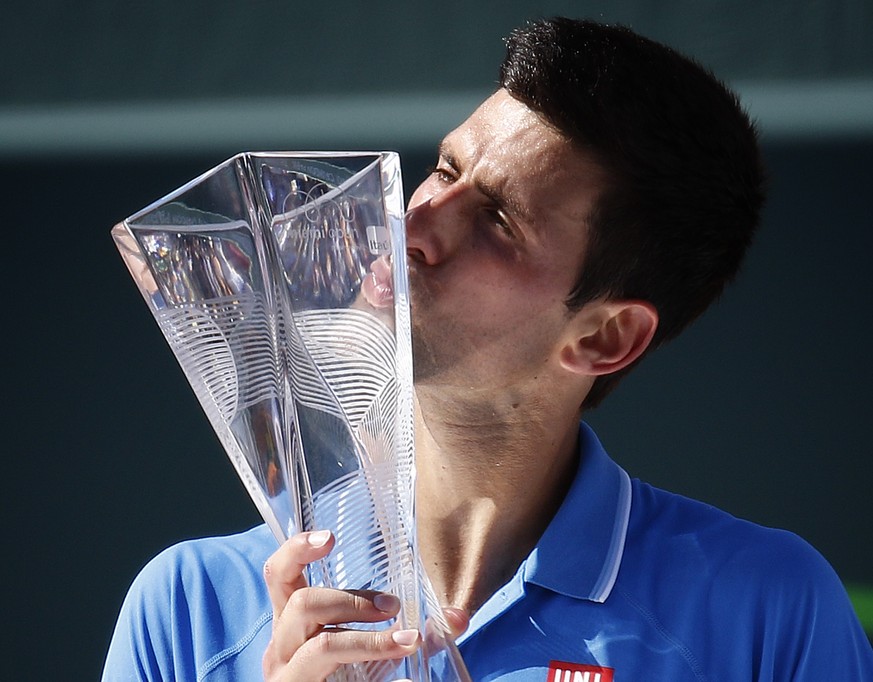 Ein Küsschen für die Trophäe: Novak Djokovic mit seinem verdienten Gewinn.