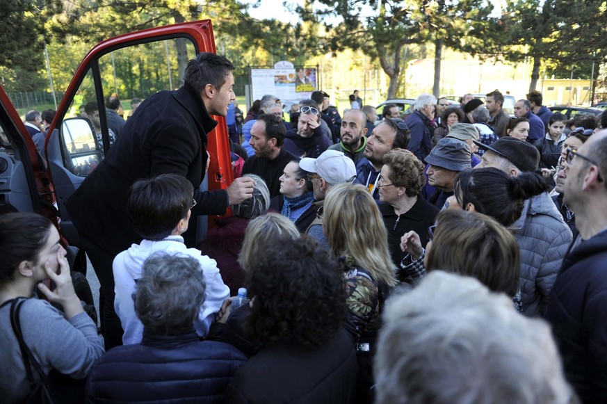 epa05610277 The Mayor of Pieve Torina, Alessandro Gentilucci (L), addresses residents after the strong earthquake hit Marche region, in central Italy, 30 October 2016. A 6.6 magnitude earthquake struc ...