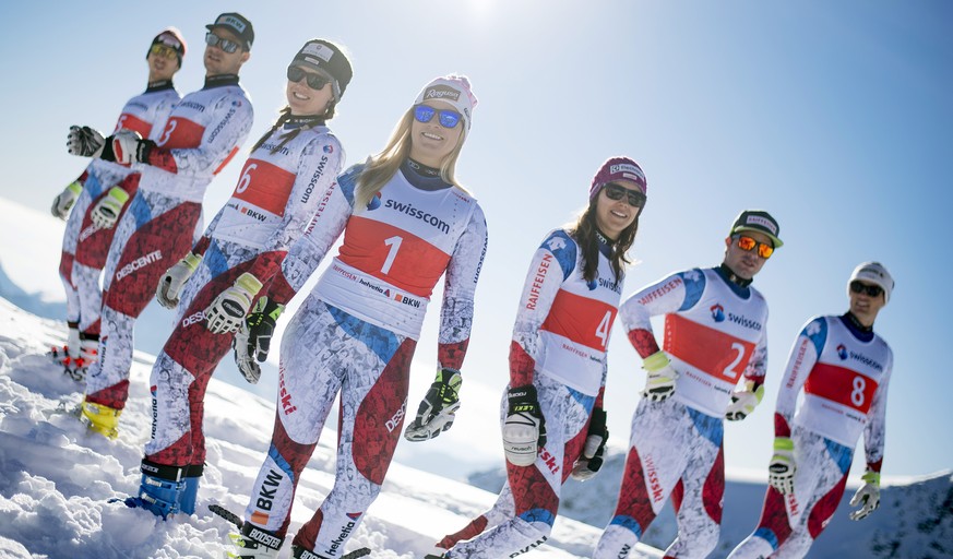 Carlo Janka, Patrick Kueng, Fabienne Sutter, Lara Gut, Wendy Holdener, Beat Feutz et Daniel Yule, de gauche a droite, posent pour la photo lors de la la journee des medias organisee par Swiss-Ski, le  ...