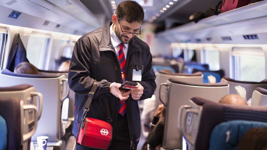 Auch wenn dieser Kondukteur hier lächelt: Der neue SwissPass sorgt bei vielen Zugbegleitern für rote Köpfe. Geht es nach der SBB, sollen die Kondukteure ihren Ärger für sich behalten.