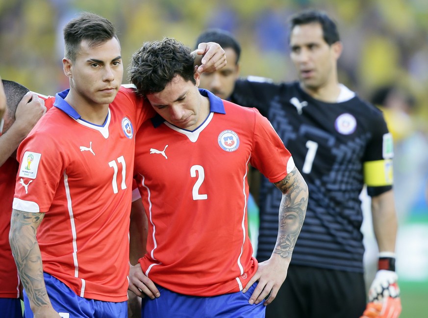 Eduardo Vargas tröstet Eugenio Mena.