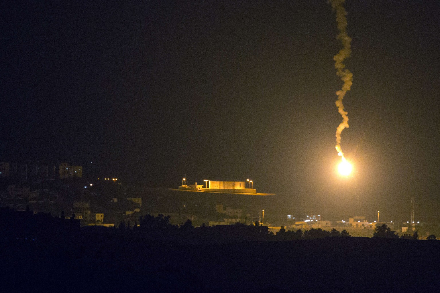 Das israelische Militär flog in der Nacht auf Dienstag Dutzende Luftangriffe.
